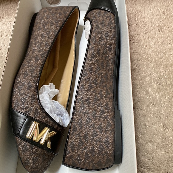 New MK Jilly Round Toe Ballet Flats shoes. Never worn. Comes with original box - Picture 7 of 9